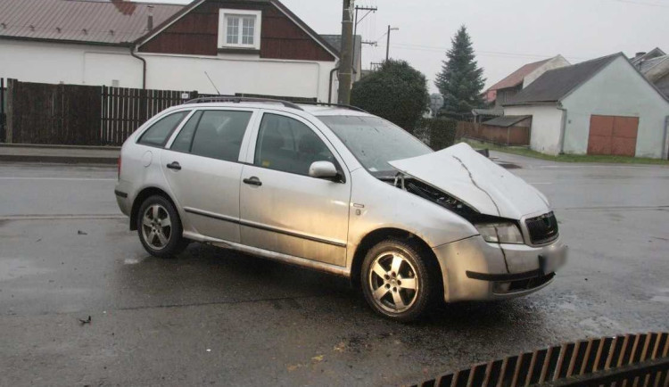 Výbuch zábavní pyrotechniky zničil v Pňovicích kapotu auta, přední sklo a okna v okolí