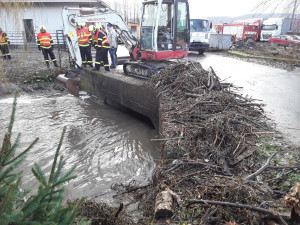 Silný vítr a déšť zaměstnal hasiče, měli přes šedesát výjezdů. V Bludově vlak narazil do stromu