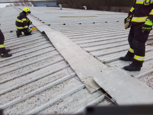 Silný vítr a déšť zaměstnal hasiče, měli přes šedesát výjezdů. V Bludově vlak narazil do stromu
