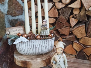 Sestřička z ARO jesenické nemocnice vyrábí krásné adventní věnce. Zásobuje kolegyně ze všech oddělení