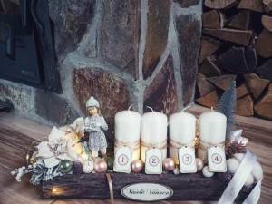 Sestřička z ARO jesenické nemocnice vyrábí krásné adventní věnce. Zásobuje kolegyně ze všech oddělení