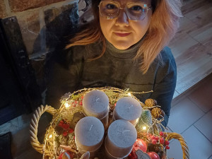 Sestřička z ARO jesenické nemocnice vyrábí krásné adventní věnce. Zásobuje kolegyně ze všech oddělení