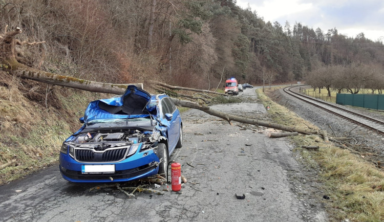 Silný vítr a déšť zaměstnal hasiče, měli přes šedesát výjezdů. V Bludově vlak narazil do stromu