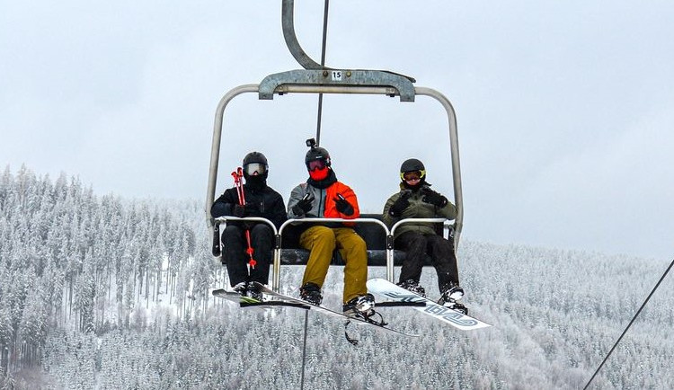 Obleva nemá šanci. V Jeseníkách se bude lyžovat přes Vánoce i Nový rok, sněhu je zatím dost