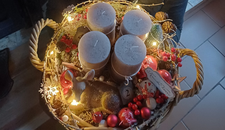 Sestřička z ARO jesenické nemocnice vyrábí krásné adventní věnce. Zásobuje kolegyně ze všech oddělení