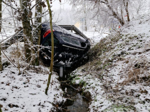 Těžký sníh lámal stromy, u Hluboček měl nehodu osobní vlak. Hasiči mají už přes 120 výjezdů
