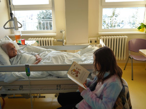 Osamělé seniory v nemocnicích potěší školáci, budou jim číst a povídat si s nimi. Už začali v Prostějově