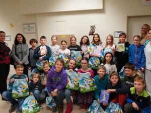 Osamělé seniory v nemocnicích potěší školáci, budou jim číst a povídat si s nimi. Už začali v Prostějově