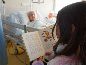 Osamělé seniory v nemocnicích potěší školáci, budou jim číst a povídat si s nimi. Už začali v Prostějově