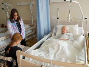 Osamělé seniory v nemocnicích potěší školáci, budou jim číst a povídat si s nimi. Už začali v Prostějově