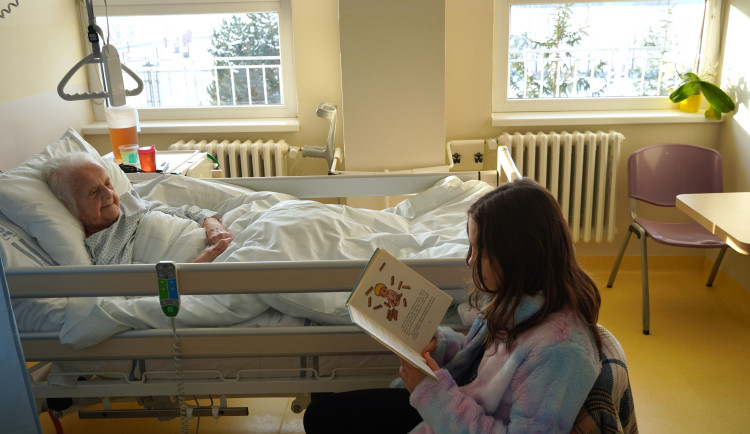 Osamělé seniory v nemocnicích potěší školáci, budou jim číst a povídat si s nimi. Už začali v Prostějově