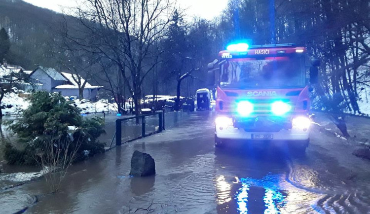 Na Olomouc se valí voda, v úterý se rozhodne. Hasiči a úřady jsou v pohotovosti a vyzývají k opatrnosti