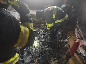 Padající stromy, požár v obývacím pokoji, ale i zavalení koně. Hasiči se na Štědrý den nezastavili