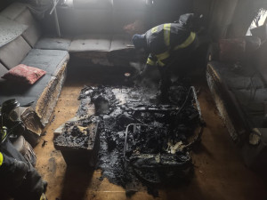 Padající stromy, požár v obývacím pokoji, ale i zavalení koně. Hasiči se na Štědrý den nezastavili