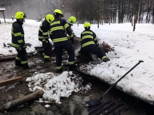 Padající stromy, požár v obývacím pokoji, ale i zavalení koně. Hasiči se na Štědrý den nezastavili