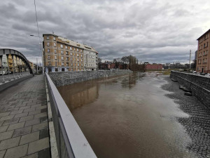 Ohrožení v Moravičanech, Morava jde ke třetímu povodňovému stupni. Náplavka v Olomouci je pod vodou