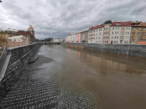 Ohrožení v Moravičanech, Morava je na třetím povodňovému stupni. Náplavka v Olomouci pod vodou