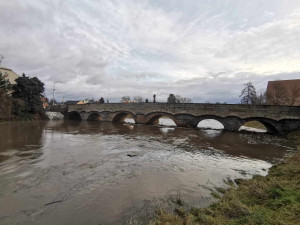 Ohrožení v Moravičanech, Morava jde ke třetímu povodňovému stupni. Náplavka v Olomouci je pod vodou