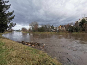 Ohrožení v Moravičanech, Morava jde ke třetímu povodňovému stupni. Náplavka v Olomouci je pod vodou