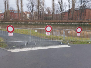 Ohrožení v Moravičanech, Morava je na třetím povodňovému stupni. Náplavka v Olomouci pod vodou