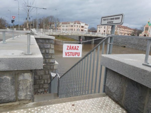Ohrožení v Moravičanech, Morava je na třetím povodňovému stupni. Náplavka v Olomouci pod vodou