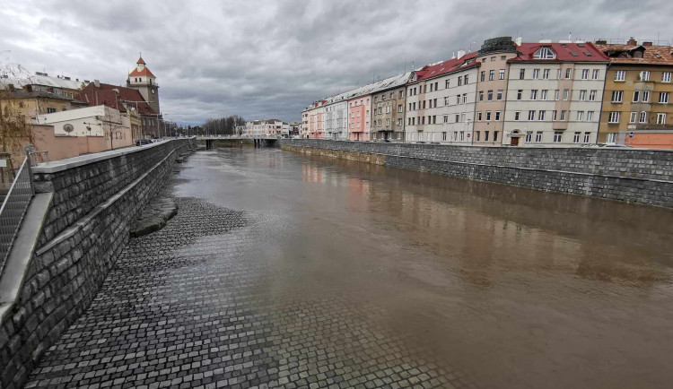 Ohrožení v Moravičanech, Morava jde ke třetímu povodňovému stupni. Náplavka v Olomouci je pod vodou