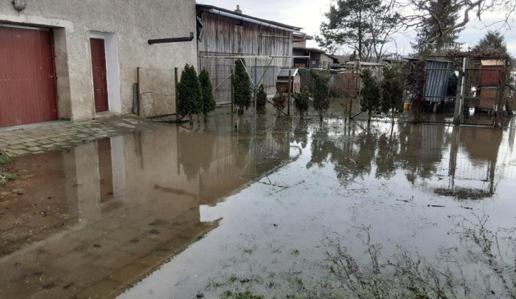 Pohotovost pro Olomouc, Morava je na druhém stupni. V Pňovicích voda ohrožovala rodinné domy