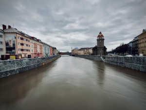 Olomouc vzoruje vodě. Cyklostezka u myší díry je zaplavená, protipovodňová opatření však fungují