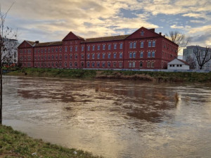 Olomouc vzoruje vodě. Cyklostezka u myší díry je zaplavená, protipovodňová opatření však fungují