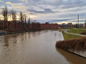 Olomouc vzoruje vodě. Cyklostezka u myší díry je zaplavená, protipovodňová opatření však fungují