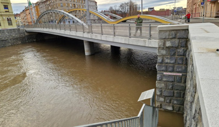 Olomouc vzoruje vodě. Cyklostezka u myší díry je zaplavená, protipovodňová opatření však fungují