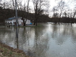 Stav ohrožení v Olomouci. Morava vystoupala na třetí stupeň, hladina překročila 430 centimetrů