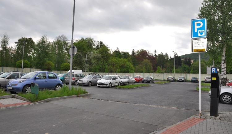 Hranice od ledna zjednoduší parkování v centru, platit se bude QR kódem