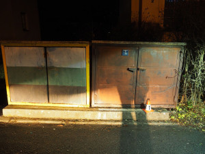 Na mol opilý mladík naboural s BMW do přístřešku, v autě vezl tři lidi