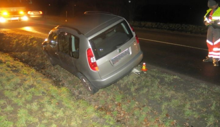 Opilý senior jel ke kadeřníkovi do Smržic. S autem skončil v příkopu