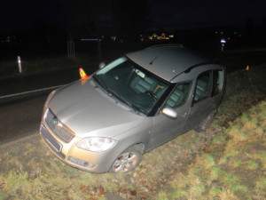 Opilý senior jel ke kadeřníkovi do Smržic. S autem skončil ve sloupku