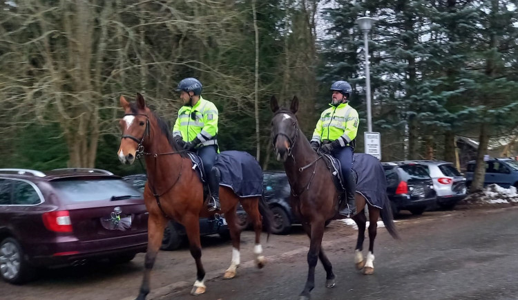 Policisté posílili s koncem roku dohled na horách. Vyrazili i na koních