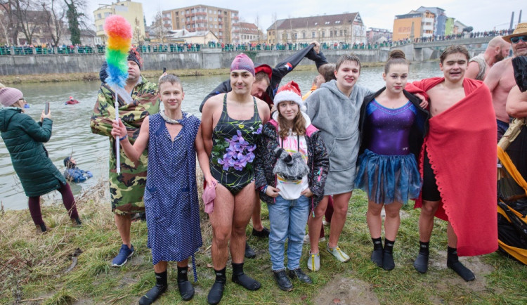 FOTOGALERIE: Bečva plná lidí. V Přerově se otužilci v kostýmech loučili se starým rokem