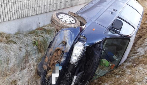 Nešťastný konec roku. Řidič Mitsubishi jel rychle, dostal smyk a s autem skončil v příkopu