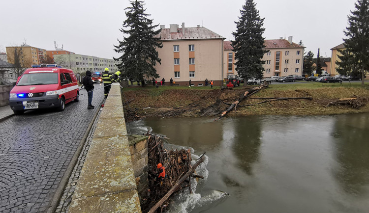 Očista po povodňové hrozbě: Pod historický most v Litovli se spustili hasiči, odklízeli naplavené kmeny