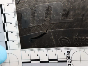 Silvestrovské řádění vandala na Přerovsku: za noc propíchal gumy na více než 50 autech