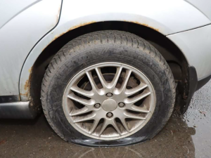 Silvestrovské řádění vandala na Přerovsku: za noc propíchal gumy na více než 50 autech