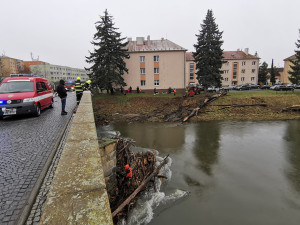 Očista po povodňové hrozbě: Pod historický most v Litovli se spustili hasiči, odklízeli naplavené kmeny