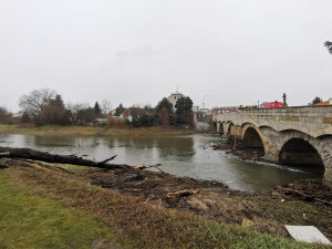 Očista po povodňové hrozbě: Pod historický most v Litovli se spustili hasiči, odklízeli naplavené kmeny