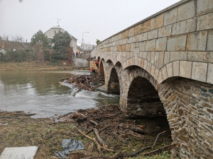 Očista po povodňové hrozbě: Pod historický most v Litovli se spustili hasiči, odklízeli naplavené kmeny