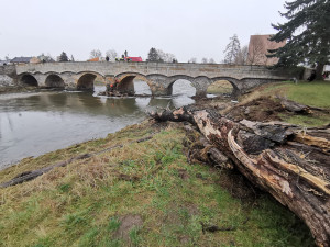 Očista po povodňové hrozbě: Pod historický most v Litovli se spustili hasiči, odklízeli naplavené kmeny