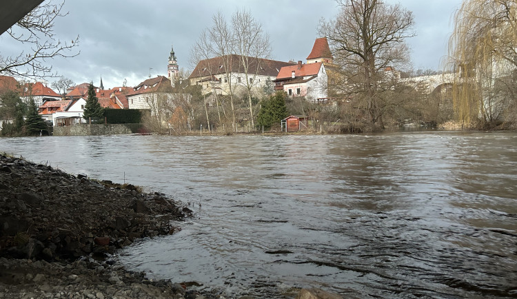 Déšť opět zvedl Vltavu v Českém Krumlově. Zasedá povodňová komise