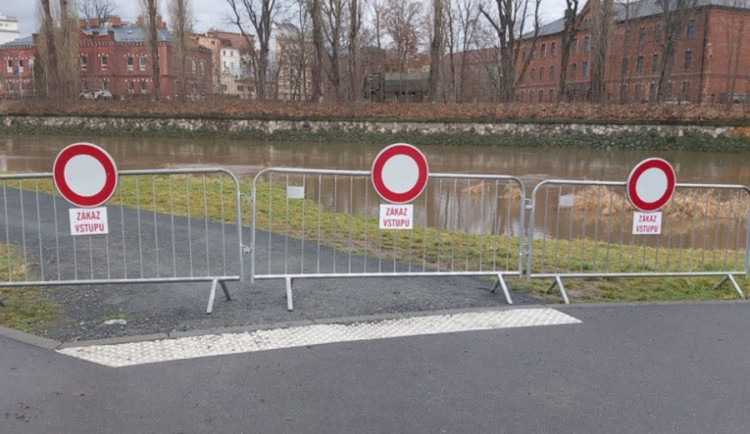 Řeky se opět zvedají. Náplavka v Olomouci je uzavřená, voda zaplavila silnici na Šumpersku