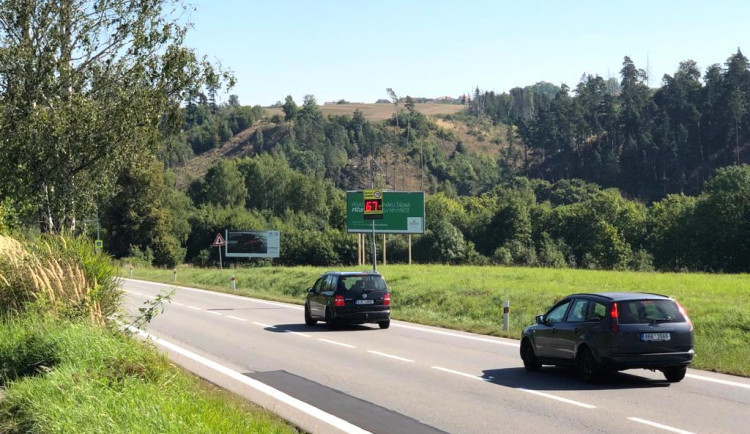 Divoká jízda řidiče Audi v Heleníně, který navíc předjížděl na plné čáře. Policie teď hledá důležité svědky