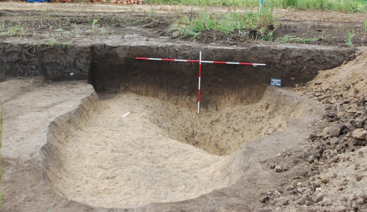 Ve Vrahovicích archeologové objevili zdobenou píšťalku z kosti. Bylo zde rozsáhlé neolitické sídliště